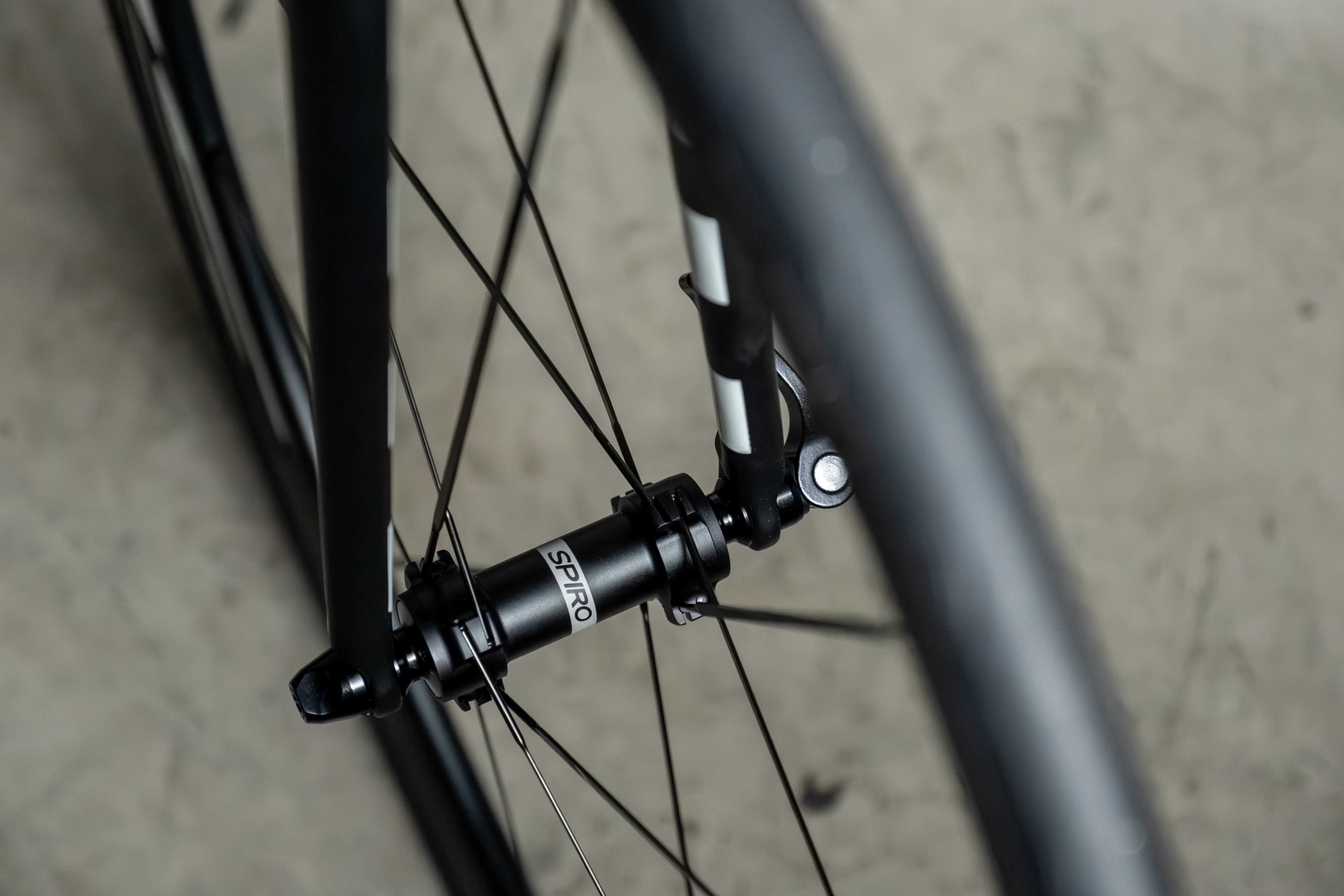 Set de ruedas livianas para bicicleta de ruta con freno de herradura SPR RACE R1216 - Image 3